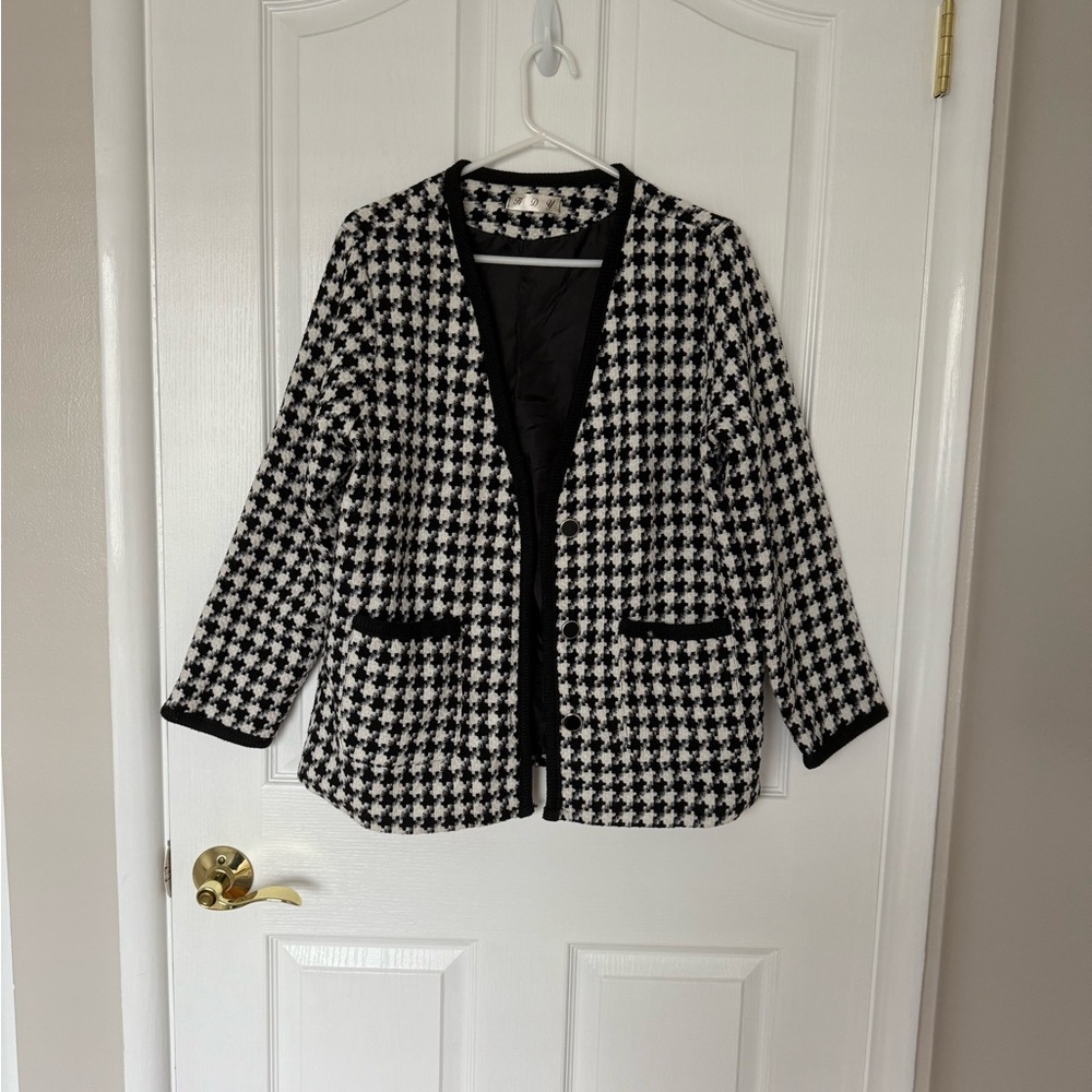 Elegant Black and White Houndstooth Blazer